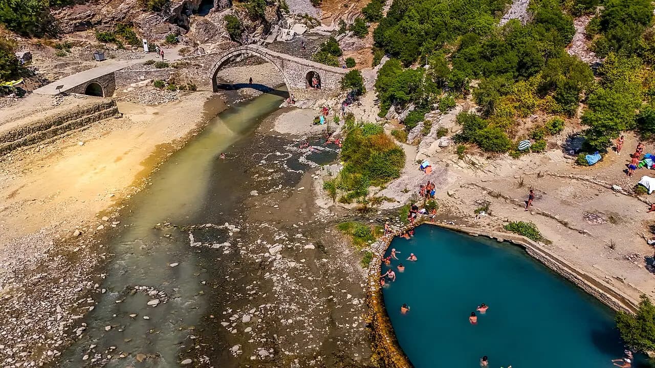 Banjat e Lixhes ne Permet, e fotografuar me Drone. Ne foto kemi vasken dhe uren e gurit qe eshte simbol i kesaj zone.