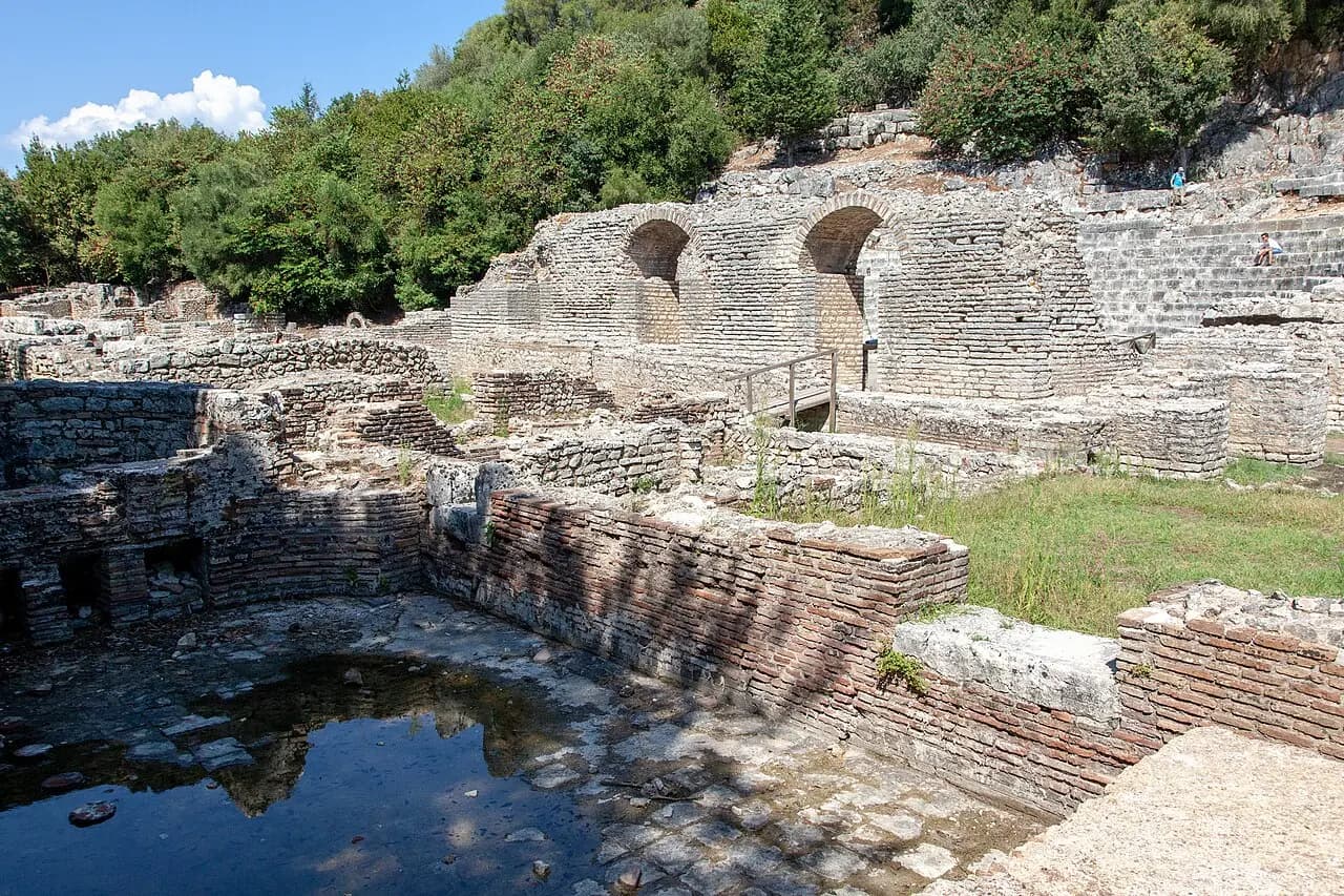 La cité antique de Butrint et sa situation naturelle exceptionnelle ont valu à cet ensemble d'être classé au Patrimoine mondial de l'Unesco dès la chute du régi