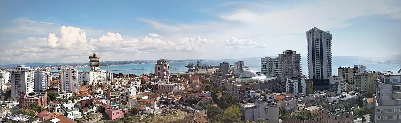 Pamje e shtrirë në gjerësi e qytetit të Durrësit, fotografuar nga Torra e Kalasë së Durrësit.