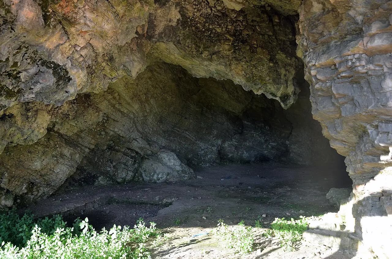 The Spile Cave in Himara habitated during the Middle Paleolithic