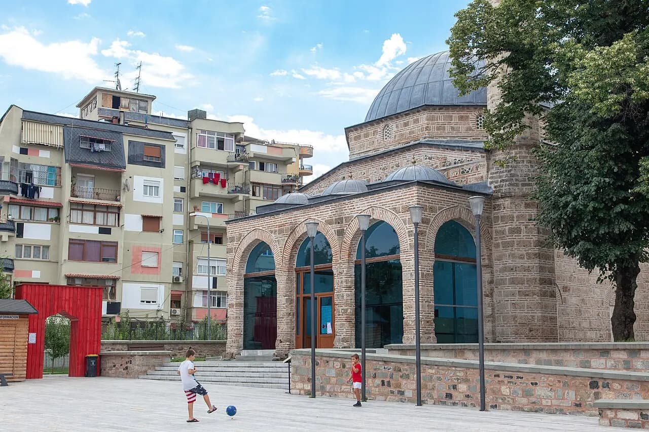 Marquée par les influences extérieures, ottomane en particulier, Korçë n'en est pas moins très albanaise, puisque c'est ici que fut créé l'albanais moderne et q