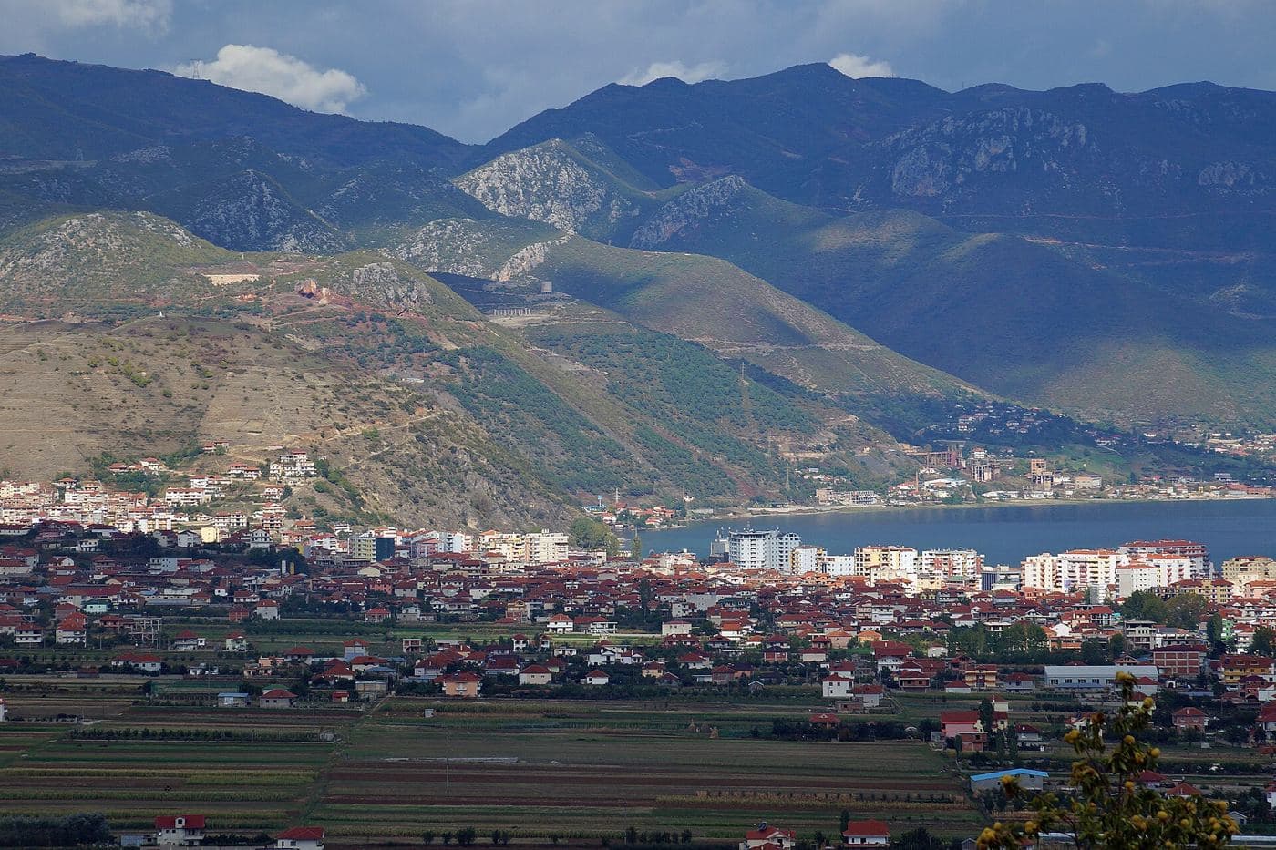 Pogradec at Lake Ohrid in Albania seen from South (Qafë Plloçë – Plloça-Pass)