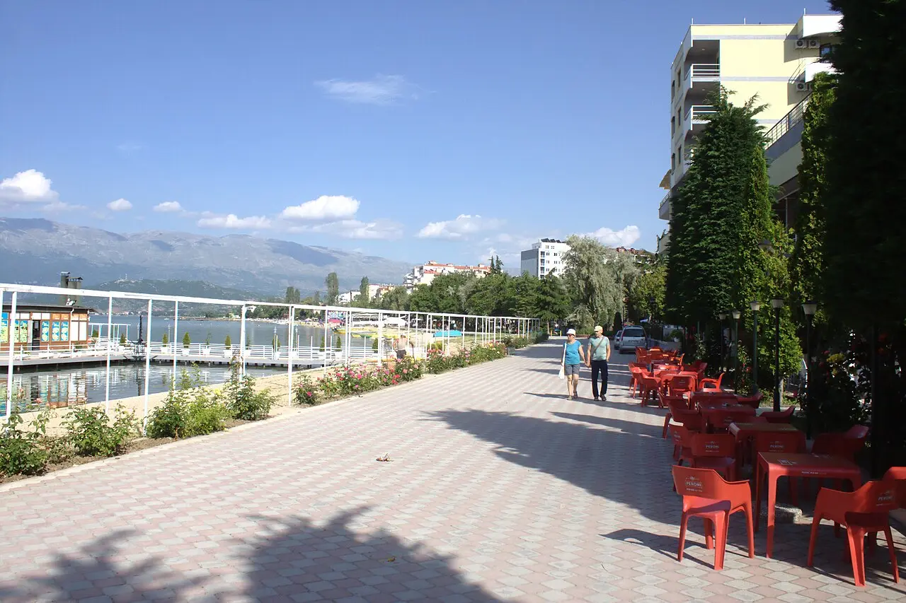 Nábřeží jezera ve městě Pogradec ve východní Albánii