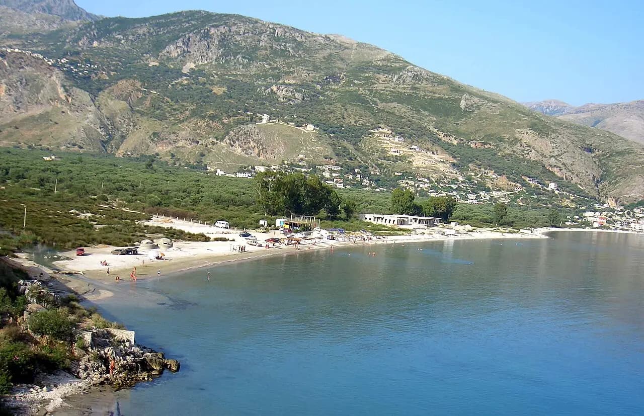 Strand bei Qeparo an der albanischen Rivera