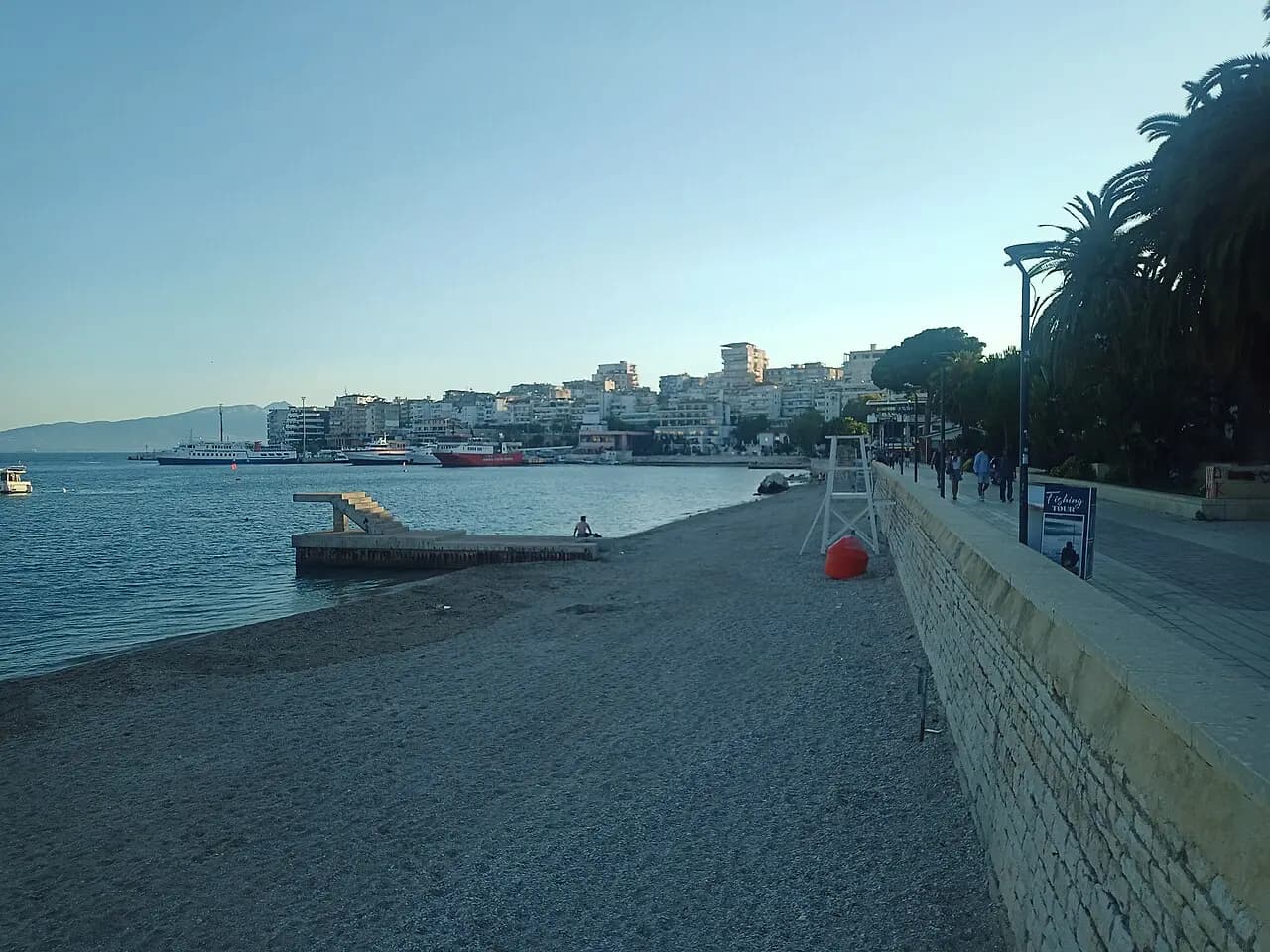 Pláž ve městě Sarandë v Albánii