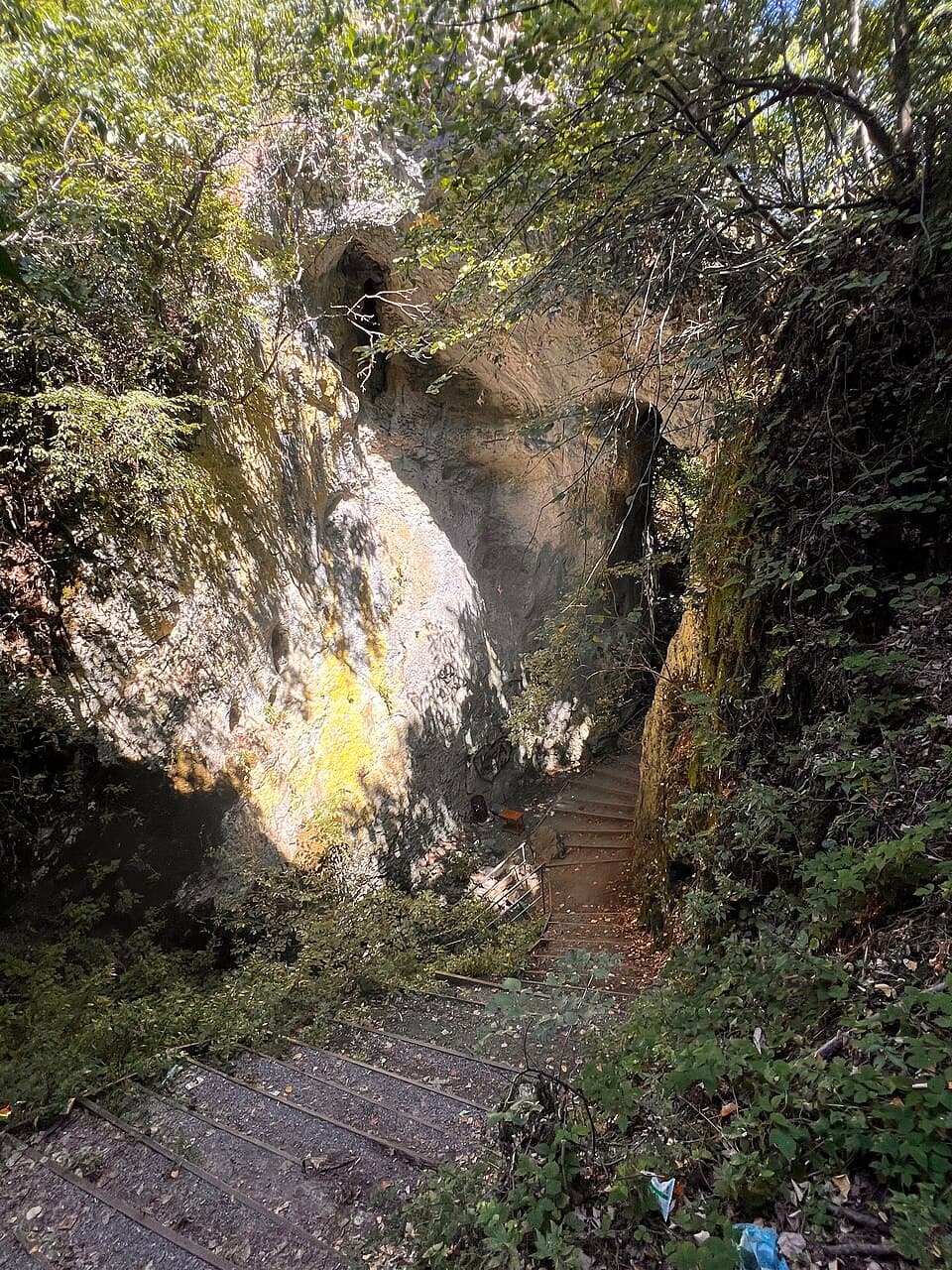 Shpella e Kusarit (Kusari Cave)