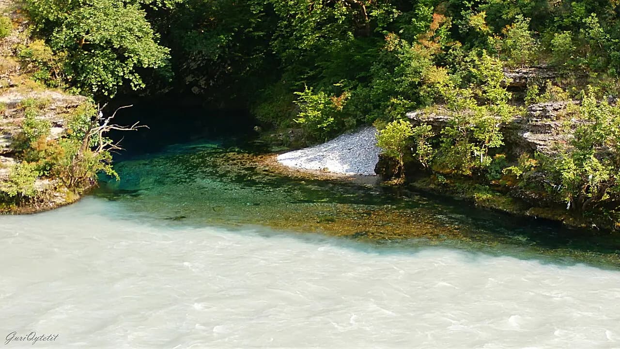 Uji i Zi (Këlcyrë)